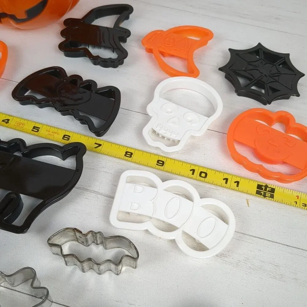 10 Wilton VTG Halloween Cookie Cutters Pumpkin Storage Container + 6 Metal 1996